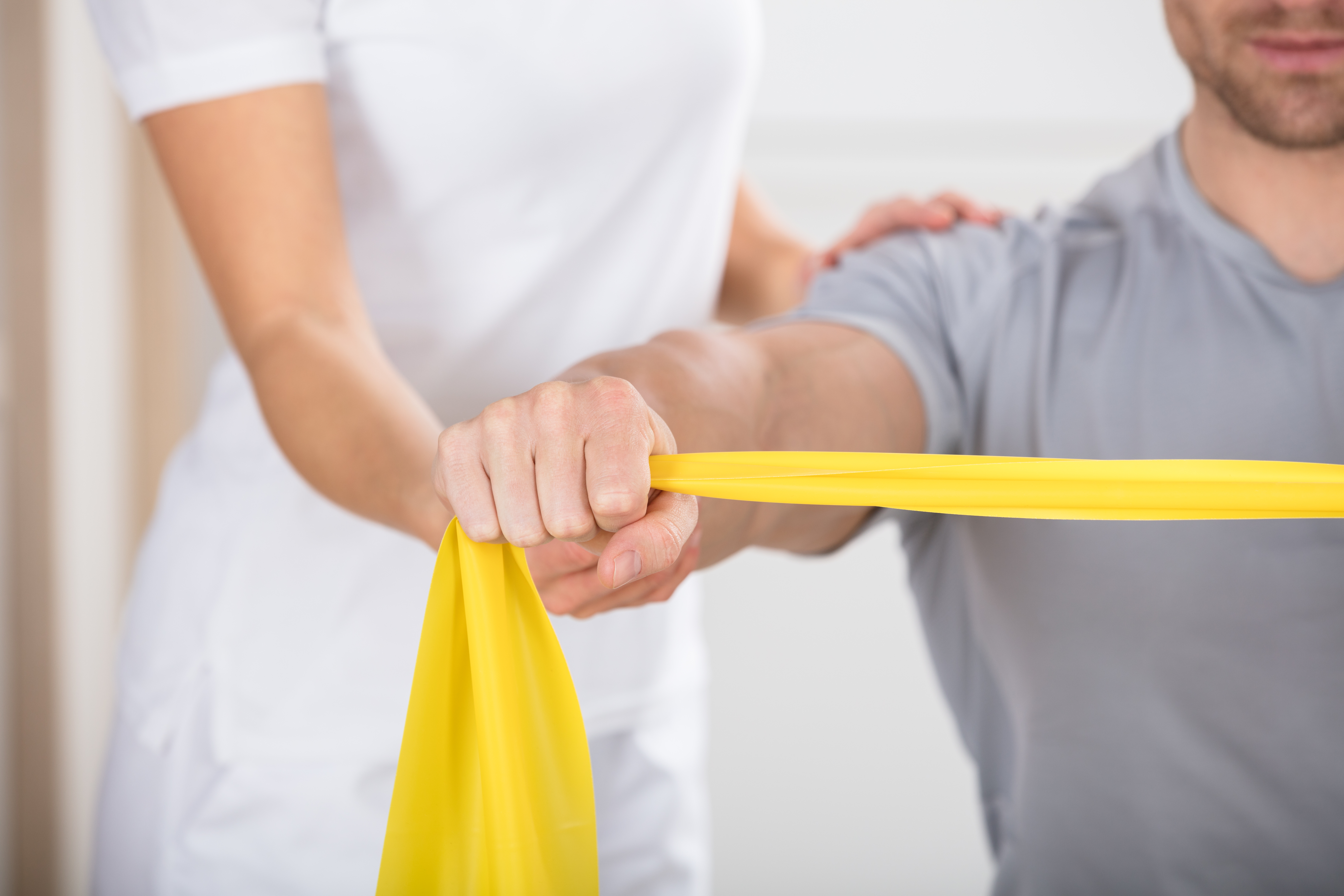 Physiotherapie Physiotherapeutische Behandlung mit Theraband